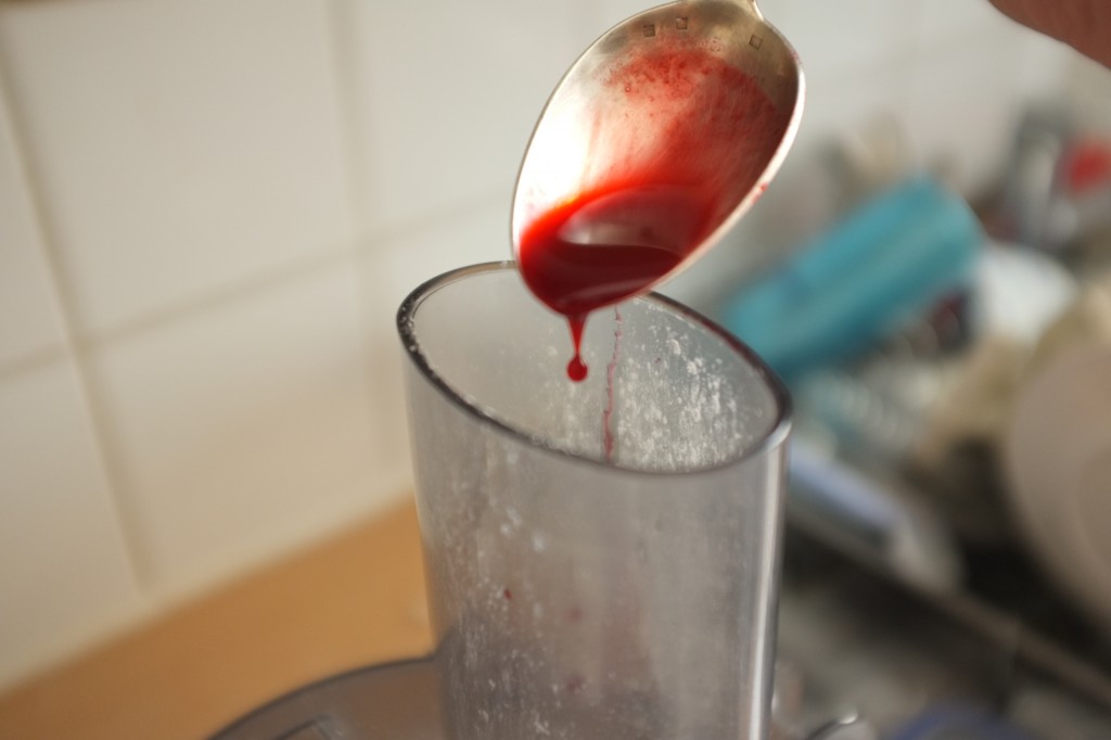 cuillère par cuillère, je colore le glaçage pour arriver à un beau rose