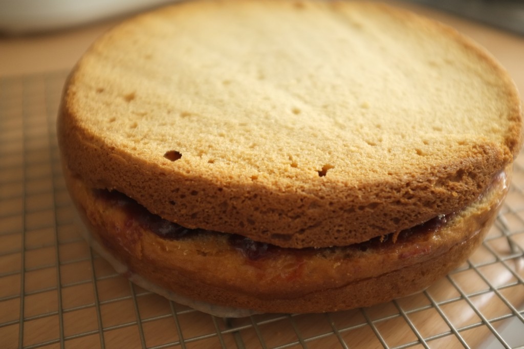 le deuxième gâteau est coupé en dessous et en dessus, puis posé sur la confiture du premier gâteau