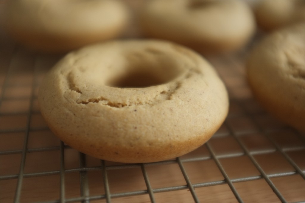 Les donuts refroidissent sur une grille