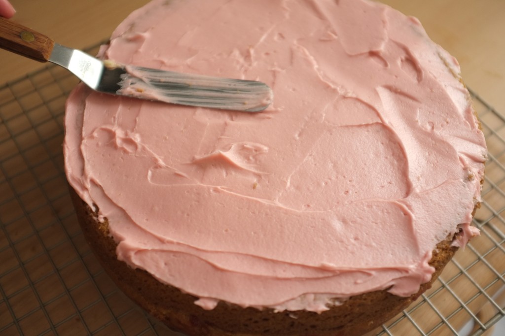 La crème de beurre est appliquée sur le dessus du gâteau