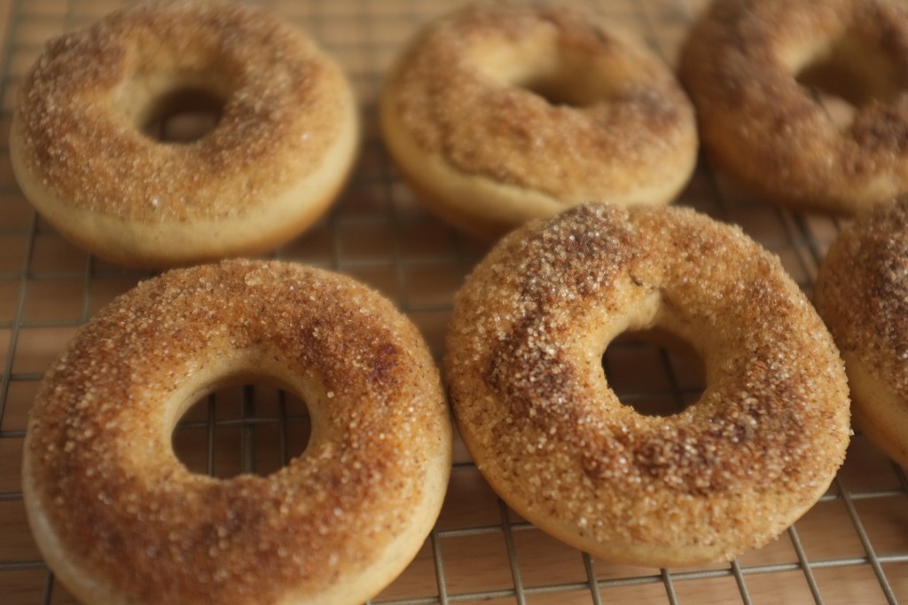 Les donuts à la cannelle refroidissent sur une grille