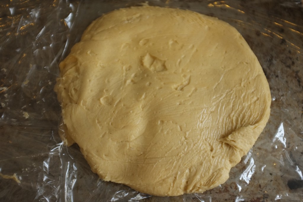 La pâte à biscuit au sirop d'érable est de couleur dorée mais elle est très collante
