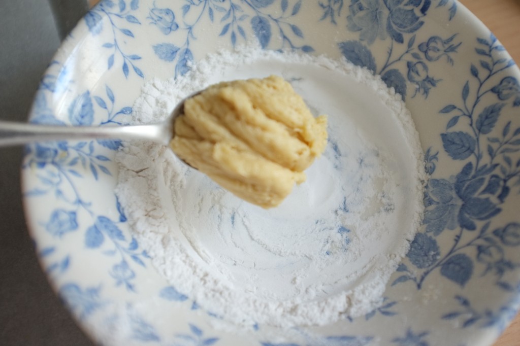 La pâte est collante, elle doit être déposée dans de la farine de riz pour être roulée en boule