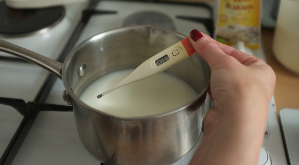 Le mélange eau et lait doit être chauffé entre 43° et 46°C