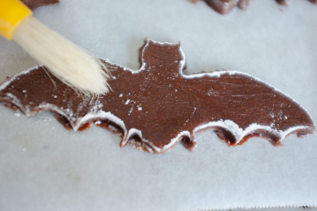 Comme je farine l'emporte pièce, le brosse délicatement les trace de farine sur le biscuit avant la cuisson