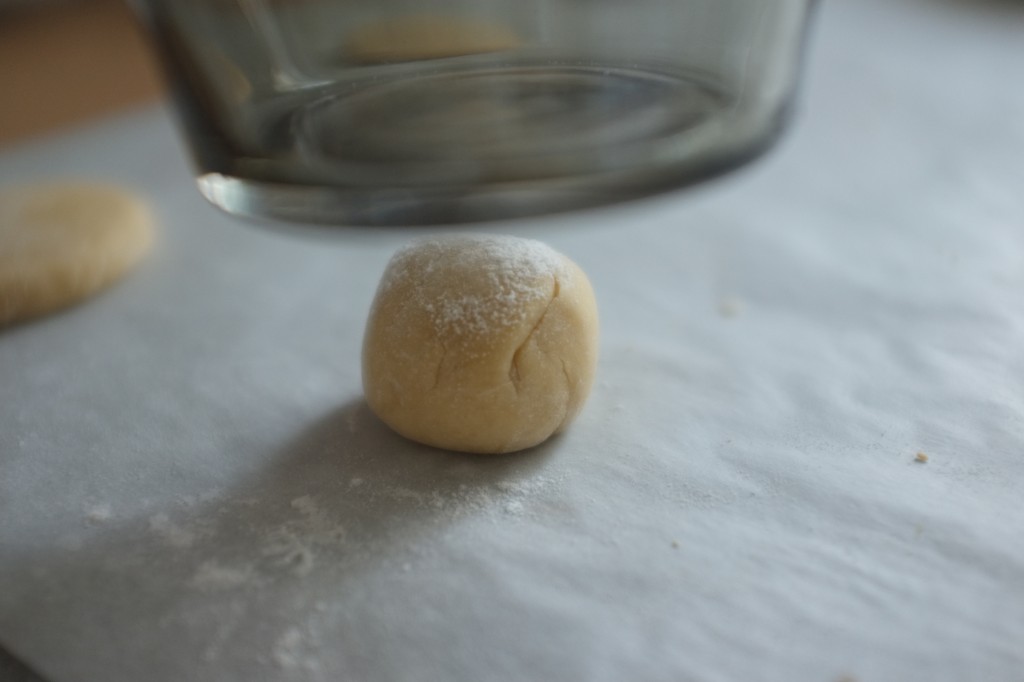 la petits boule de pâte va être aplatie par le fond d'un verre 