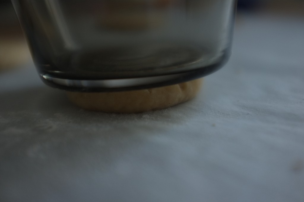 la petite boule est aplatie délicatement