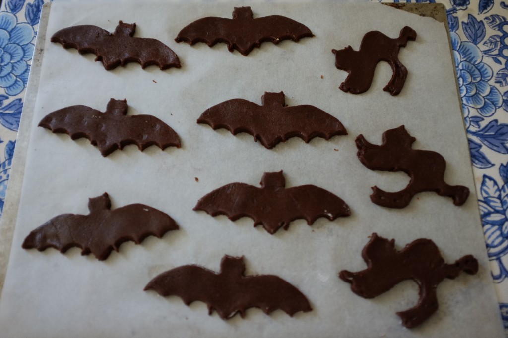 Chauve-souris et chats noirs pour Halloween avant la cuisson