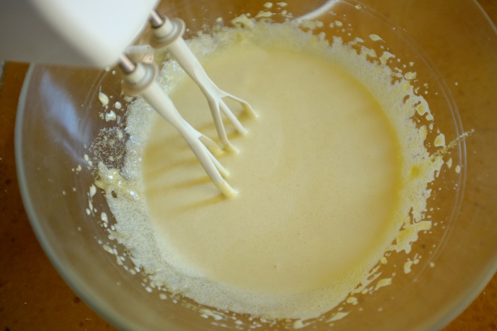 Les jaunes d'oeufs et le sucre ont alors une couleur jaune pâle et une texture crémeuse