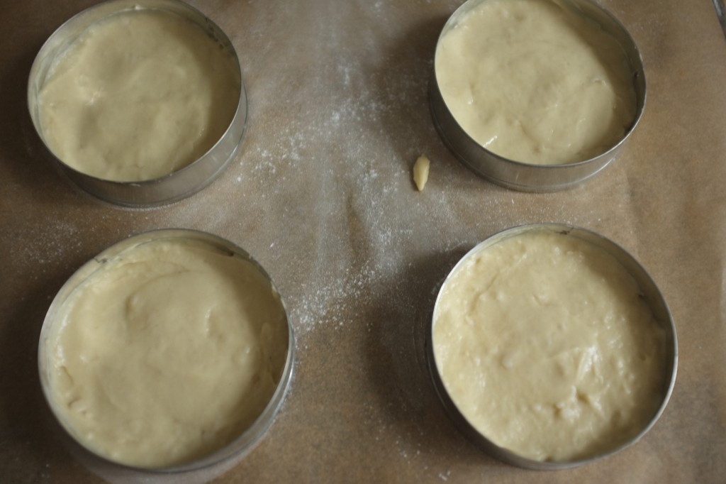 Les muffins avant d'être enfournés; le dessus de la pâte est lissé avec un doigt mouillé