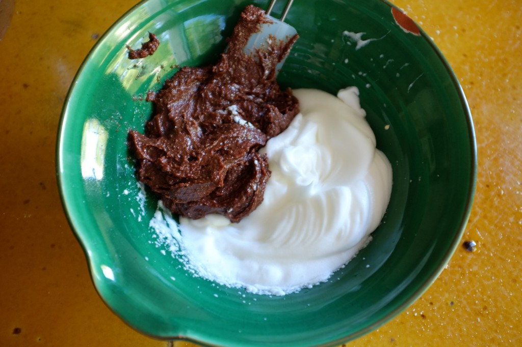 Pour ne pas casser les blancs en neige, j'incorpore délicatement la préparation au chocolat par le côté du bol