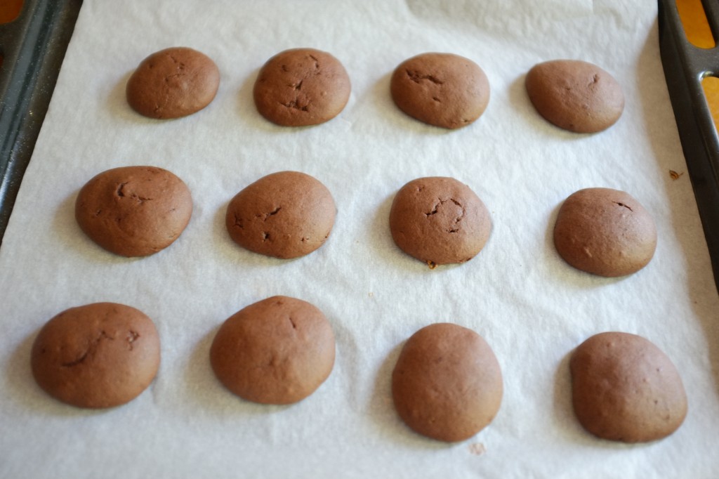 Les whoopie sans gluten à la sortie du four, tout gonflés et tout ronds