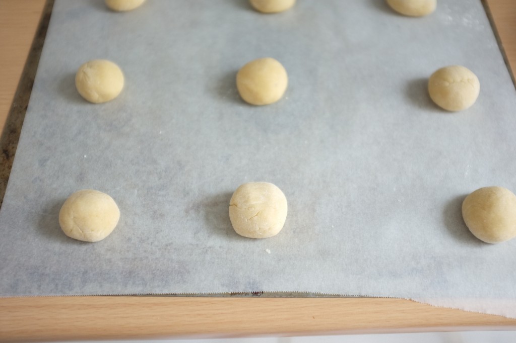 Les petites boules de pâte avant d'être aplaties