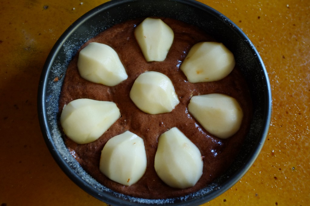 Avant d'être enfourné, les poires sont arrangées sur le gâteau.