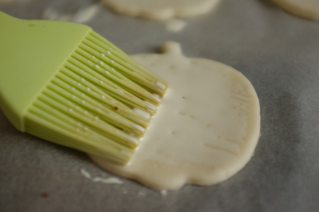 Les biscuits sont badigeonnés de crème fraiche au pinceau