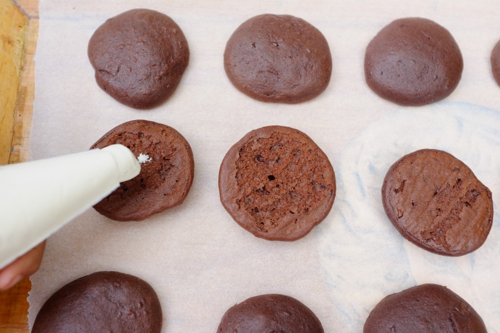 L'intérieur des biscuits est fourré de crème au beurre à la vanille