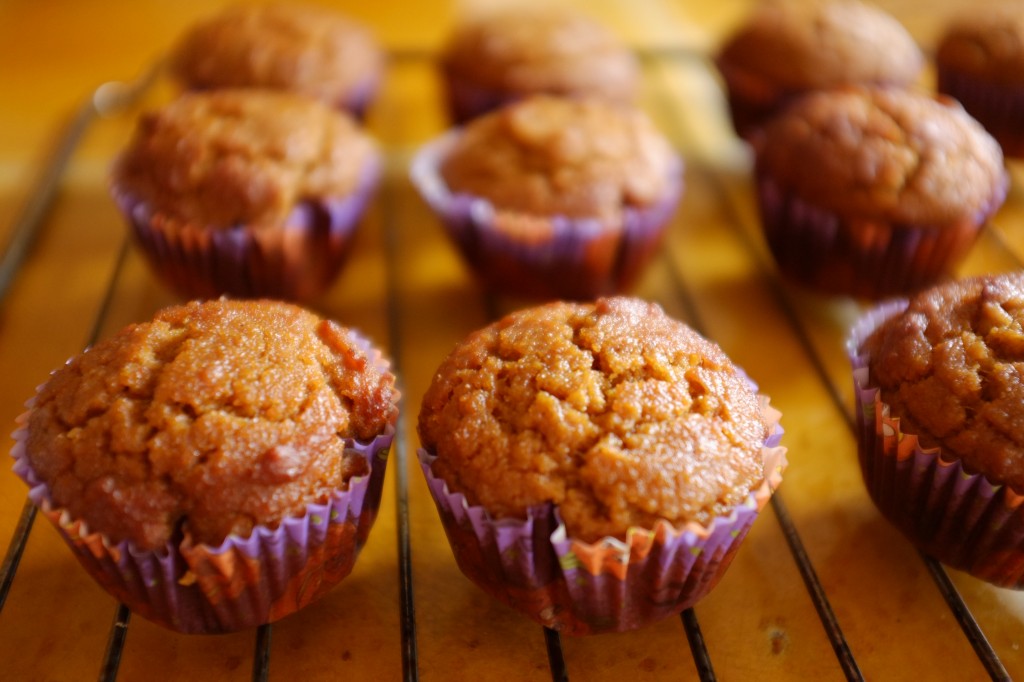 Les muffins au potiron refroidissent sur la grille