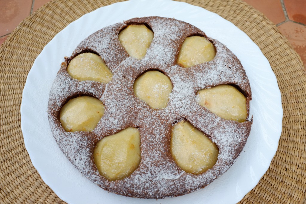 Le gâteau poire et chocolat prêt à être dégusté au déjeuner