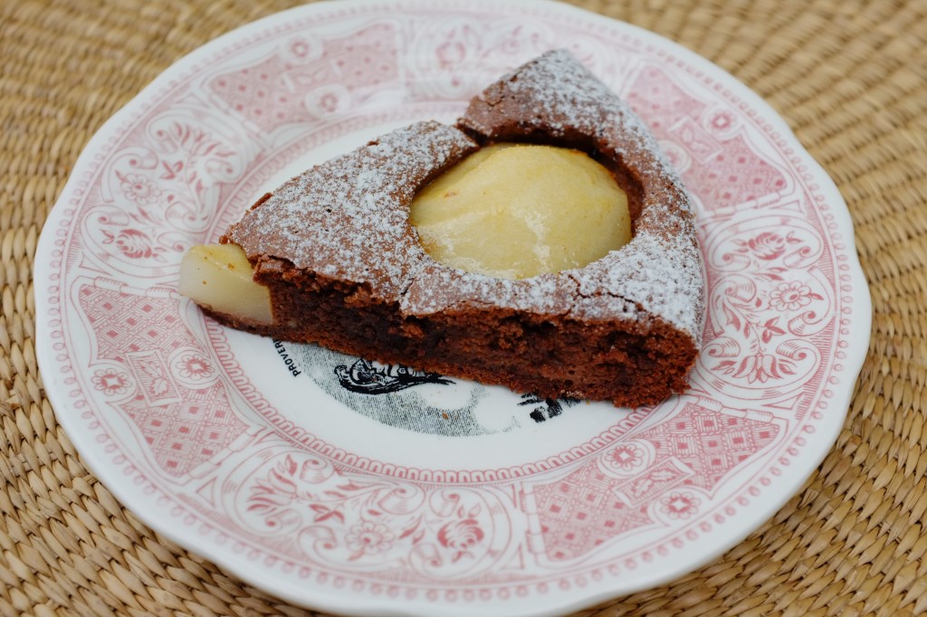 Le gâteau poire et chocolat pour le dessert du déjeuner