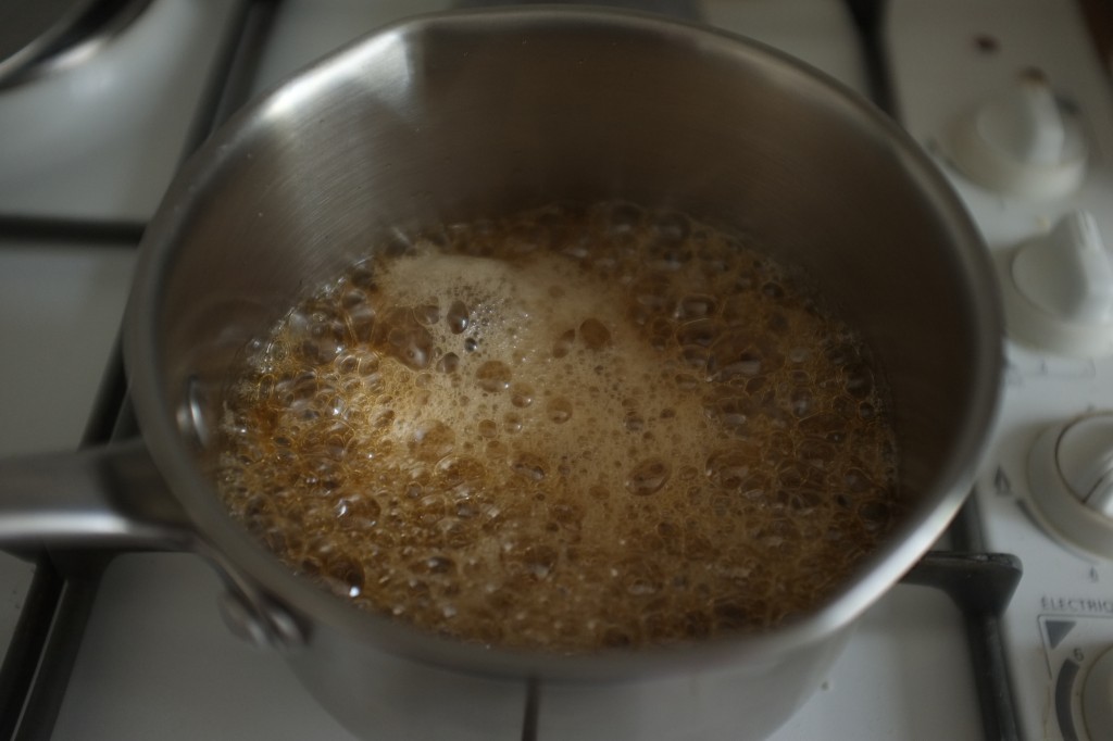 Le sirop bouillonne doucement pendant 5 mn