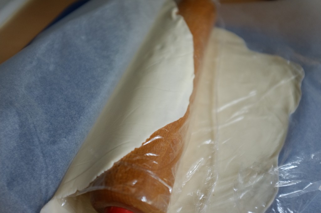 Pour déplacer facilement ma pâte, je recouvre le rouleau d'un film plastic et j'enroule la pâte dessus.