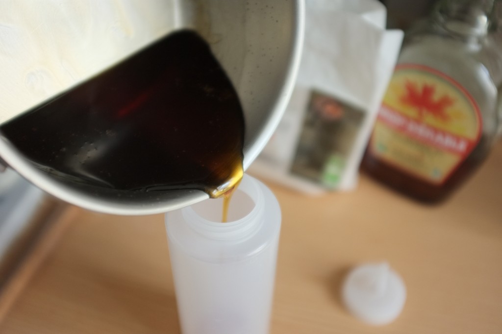 Je verse le sirop dans une petite bouteille de glaçage