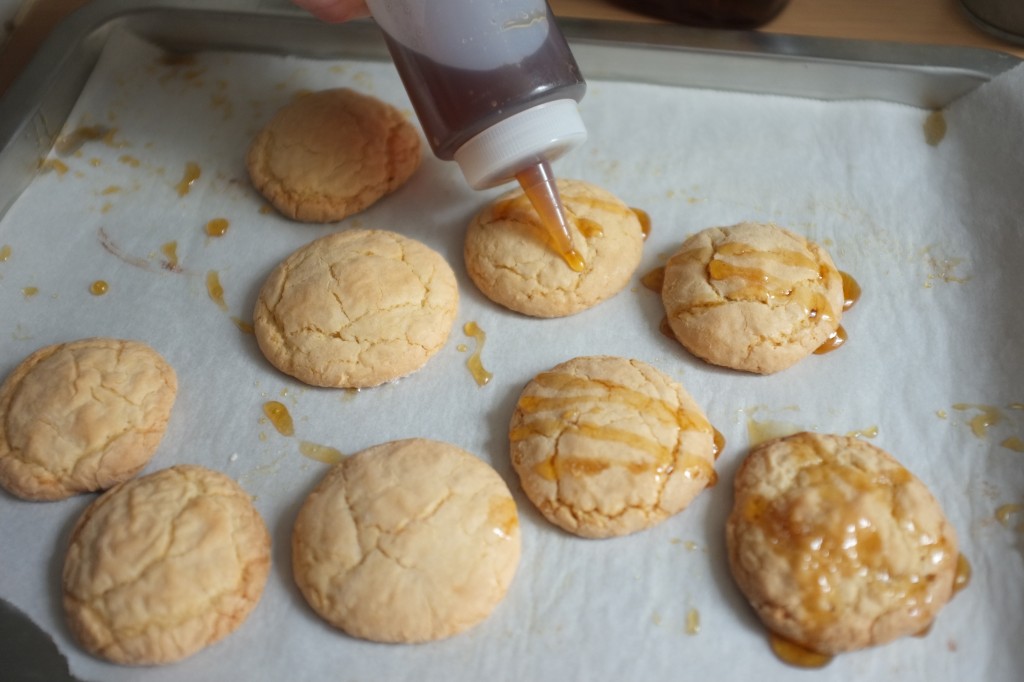les biscuits sont décorés avec le glaçage d'érable
