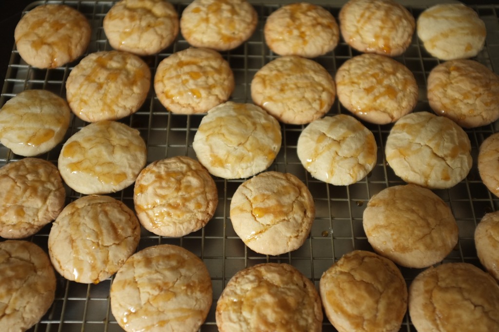 Les biscuits refroidissent sur une grille