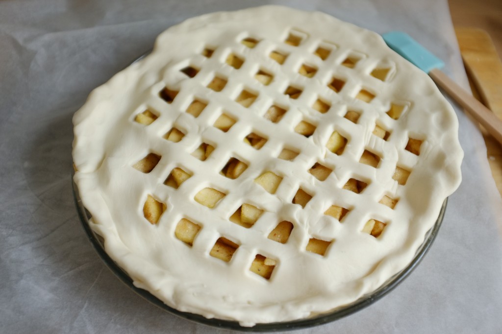 La pâte ajourée est déposée sur les pommes