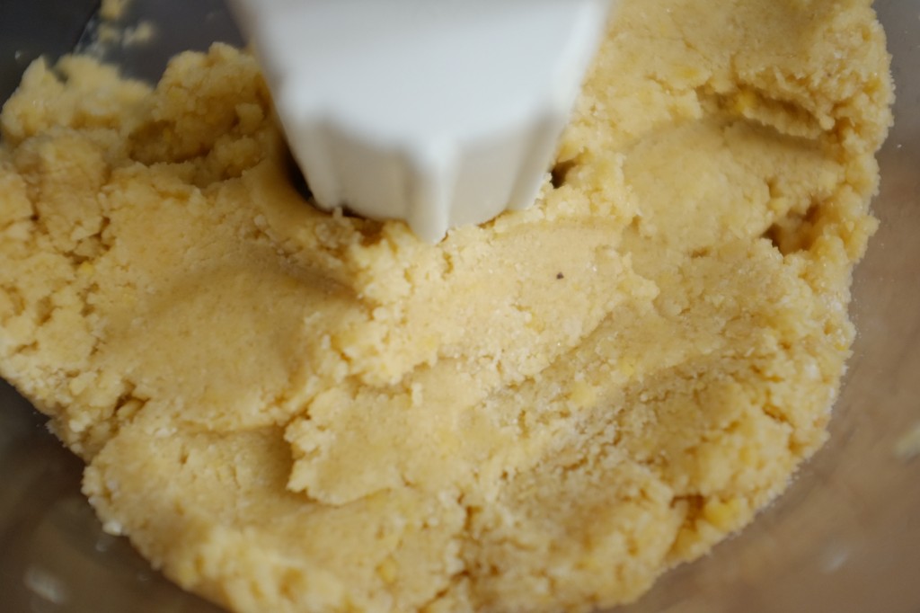 La pâte sans gluten pour les biscuit litchi-framboise est assez épaisse