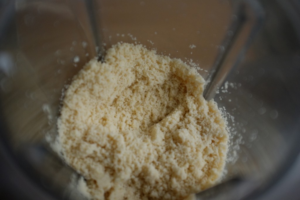 La poudre d'amande et le sel sont bien mélangé avant d'être mixer aux ingrédients humides