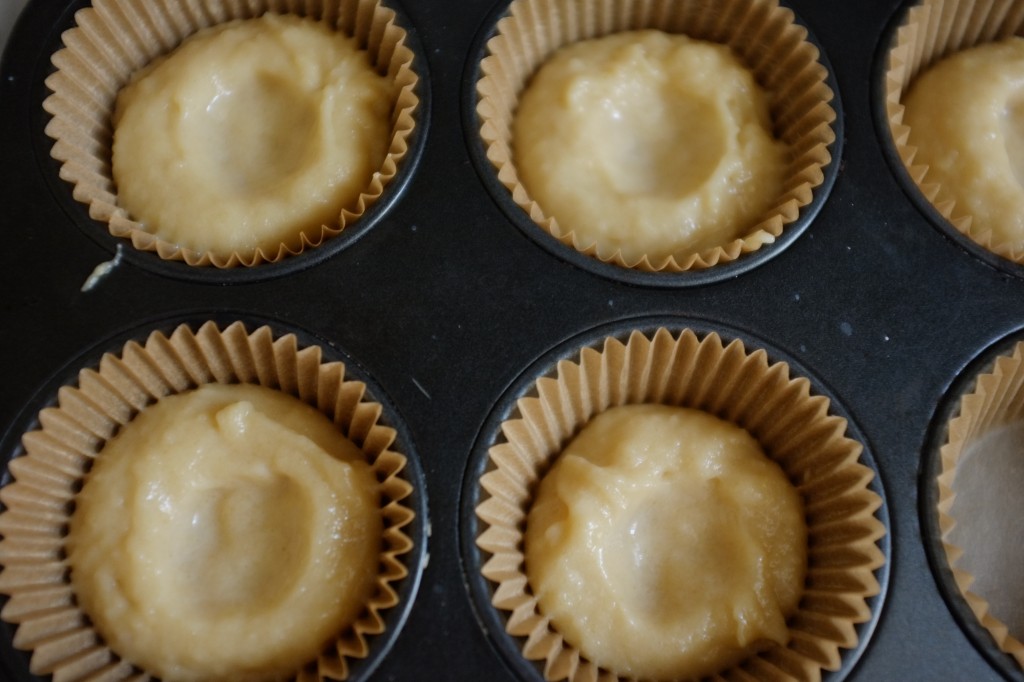 Je fais, à l'aide d'un doigt mouillé, une petite cavité dans la pâte à muffins