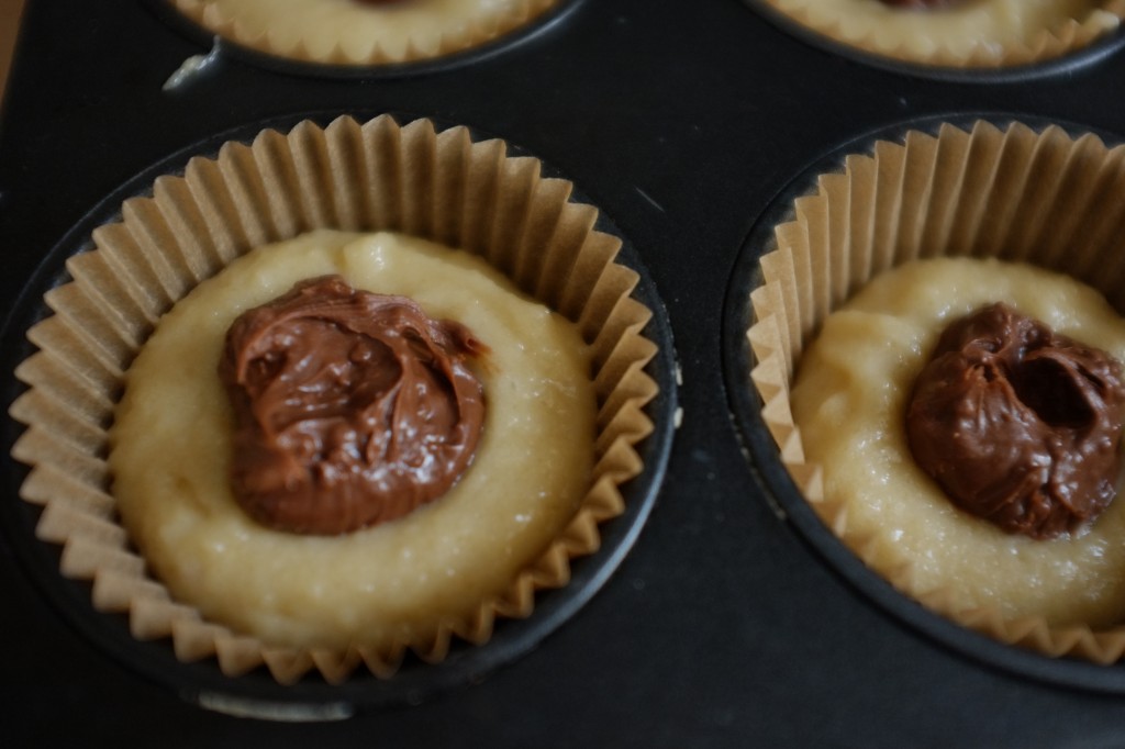 Je dépose une cuillère à café de pâte à tartiner à la noisette dans la petite cavité de la pâte