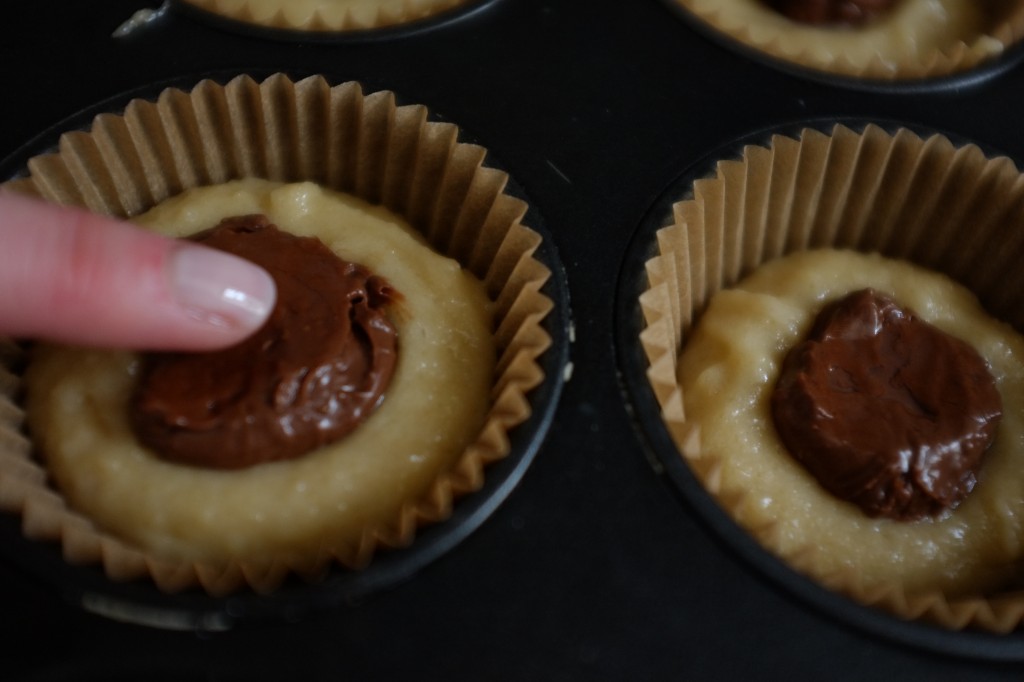 Je lisse la pâte "noisette" sans gluten avec un doigt mouillé