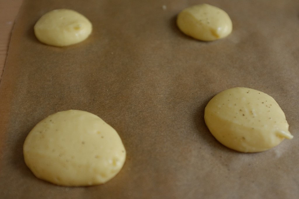 Un coup de moulin à poivre saupoudre les petits ronds de pâte sans gluten