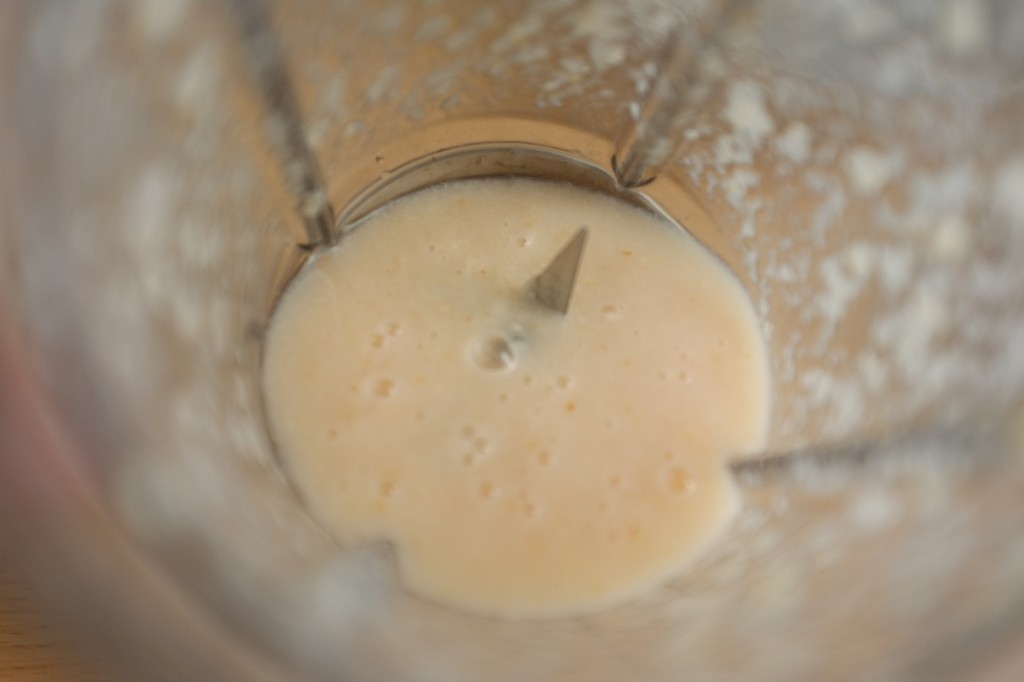 Les litchi sont mixés au blender jusqu'à une texture presque liquide