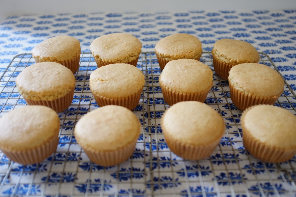 Les muffins refroidissent sur une grille