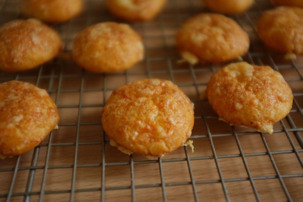 Les gougère sans gluten tiédissent sur une grille