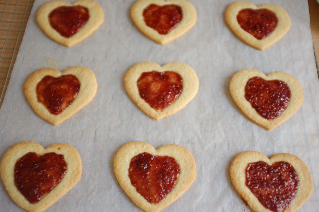 Les biscuits litchi-framboise à la sortie du four