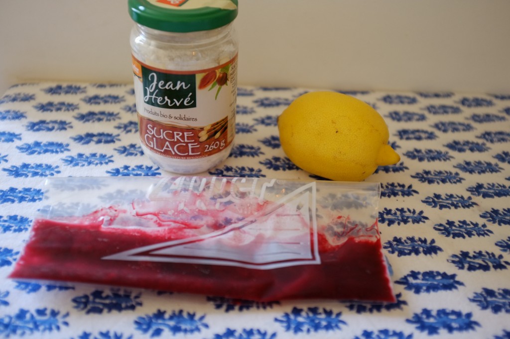 Ingrédients pour le glaçage coloré à la framboise