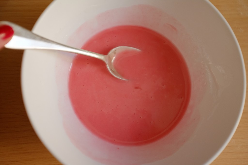 Le glaçage coloré à la framboise