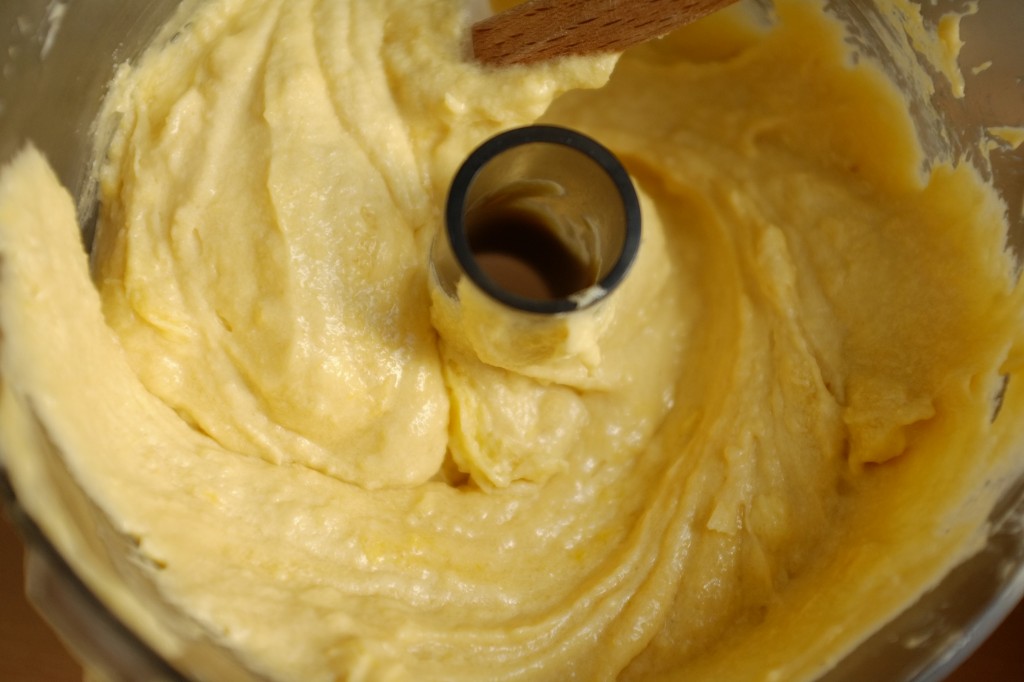 La texture du cake sans gluten est crémeuse et d'une belle couleur jaune pâle