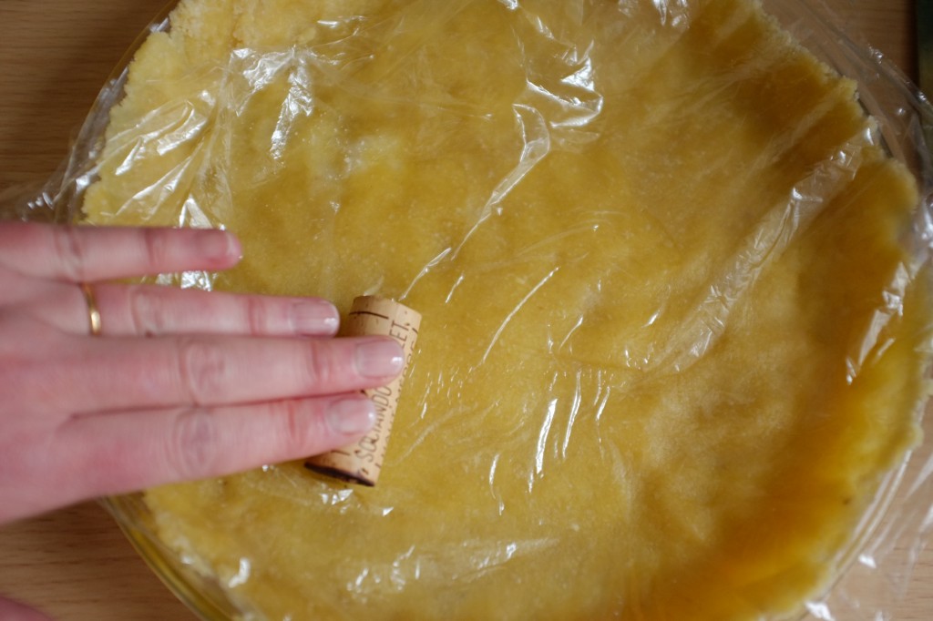 Pour étaler la pâte plus facilement, j'utilise un bouchon de vin comme mini-rouleau à pâtisserie