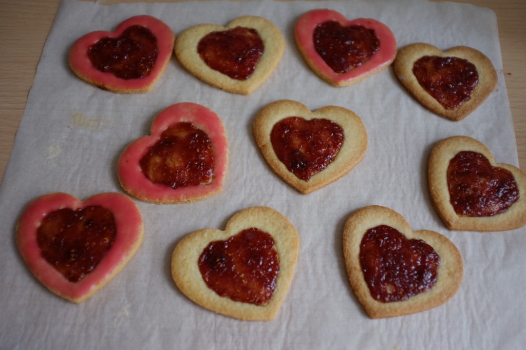 Les biscuits sans gluten litchi-framboise en préparation