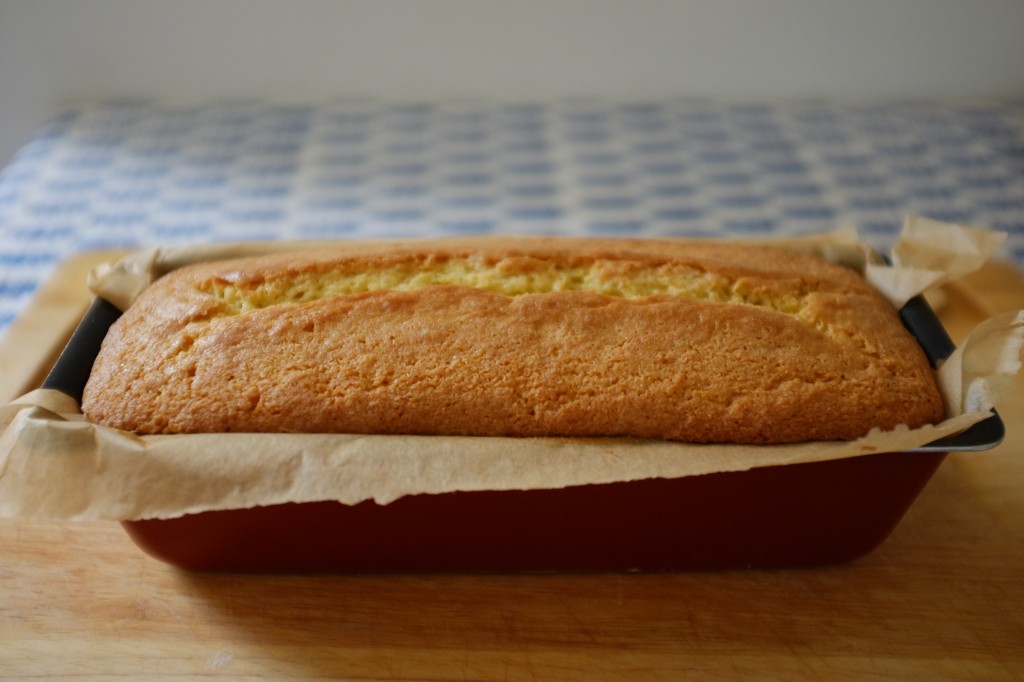 Le cake sans gluten au citron à la sortie du four, reste 15 mn dans le moule abat d'être démoulé