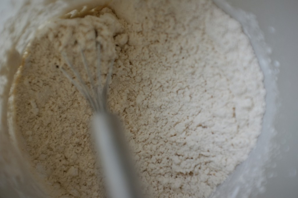 Les farine et fécule sans gluten sont bien mélangées avant tout incorporation au reste de la recette