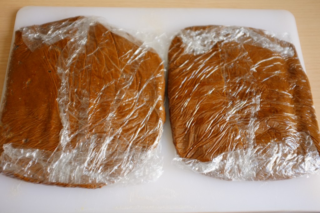 La pâte est divisé en deux parts et enveloppées dans du film fraicheur