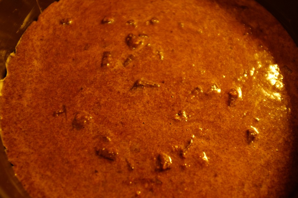 La tarte sans gluten chocolat-noisette-orange avant d'être enfournée, on aperçoit les morceaux de chocolat...