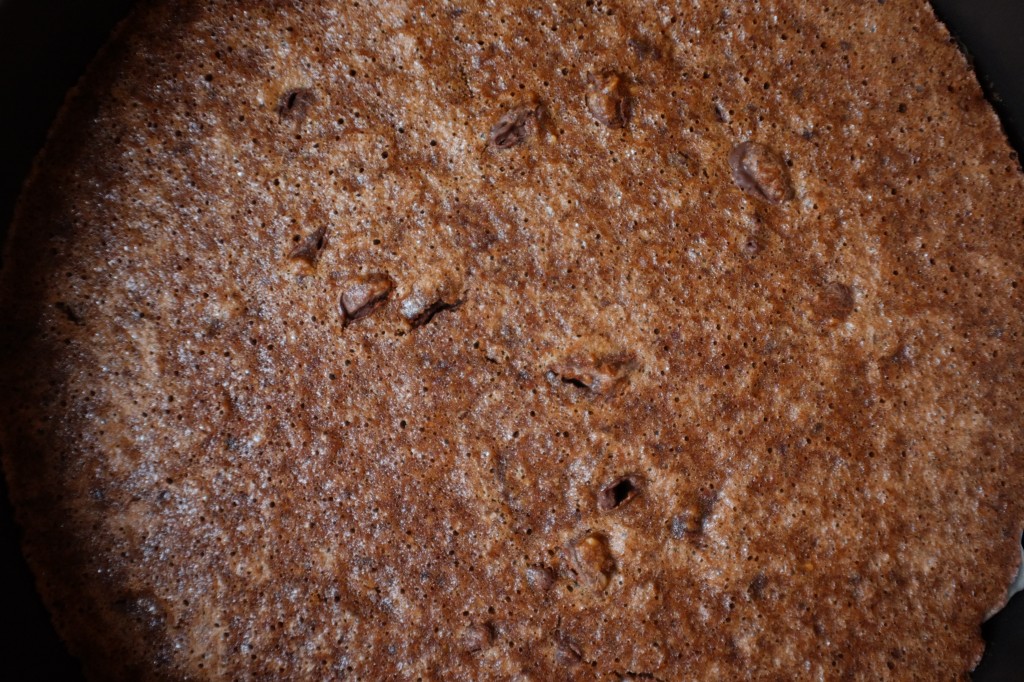 La tarte chocolat-noisette-orange à la sortie du four