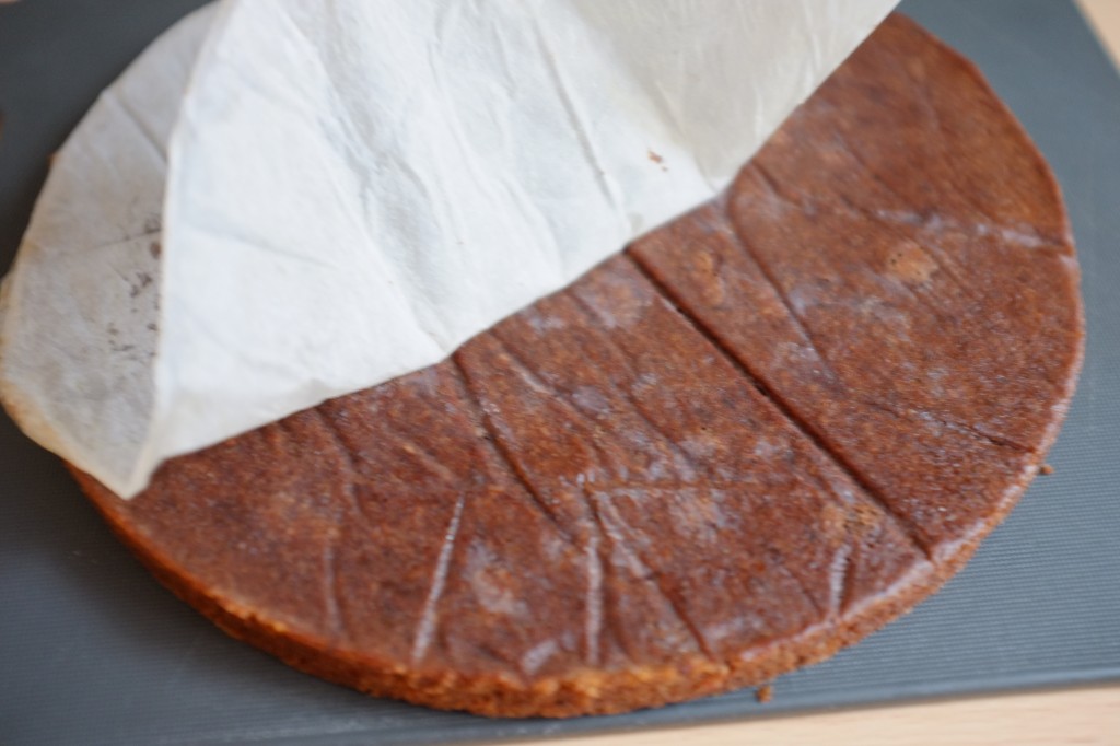 La tarte retournée, je peux retirer la feuille de papier cuisson du fond de la tarte